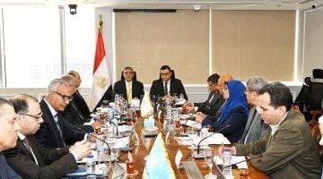 وزير الإسكان ومحافظ الجيزة يتابعان ملفات العمل المشتركة بمشروعات مياه الشرب والصرف