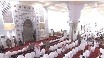 شاهد الحجاج يؤدون صلاتى الظهر والعصر جمعًا وقصرًا بمسجد نمرة
