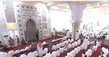 شاهد الحجاج يؤدون صلاتى الظهر والعصر جمعًا وقصرًا بمسجد نمرة