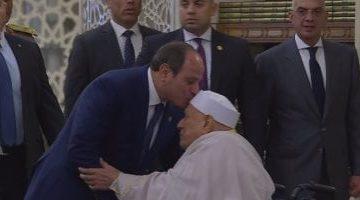 الرئيس السيسي يقبل رأس الدكتور أحمد عمر هاشم خلال أداء صلاة عيد الأضحى