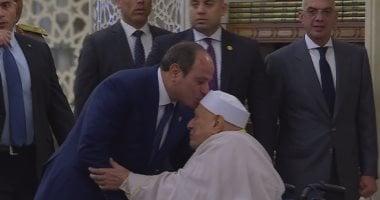 الرئيس السيسي يقبل رأس الدكتور أحمد عمر هاشم خلال أداء صلاة عيد الأضحى
