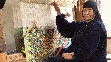 لطفية محمد.. فنانة النول خطت الطبيعة بخيوط من ذهب