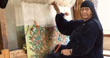 لطفية محمد.. فنانة النول خطت الطبيعة بخيوط من ذهب