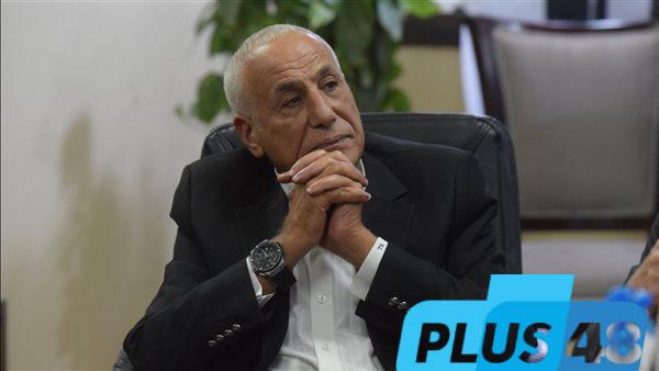 رغم الظروف الصحية.. حسين لبيب يقدم العزاء في والدة «الجنايني»