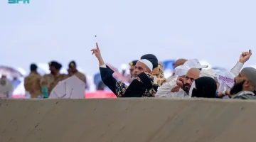 حُجّاج بيت الله الحرام يرمون الجمرات الثلاث في ثاني أيام التشريق
