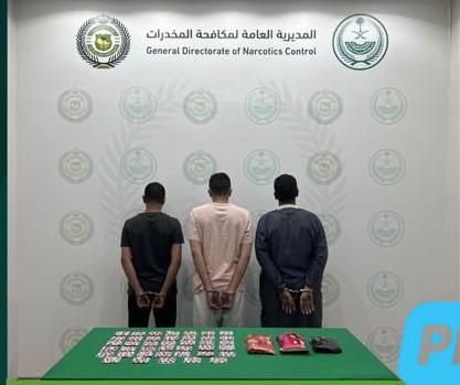 القبض على مقيم يمني ومواطنيّن لترويجهم مواد مخدرة #عاجل