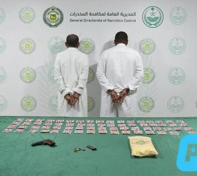 القبض على مواطنين في #تبوك لترويجهما الحشيش وأقراصًا خاضعة لتنظيم التداول #عاجل