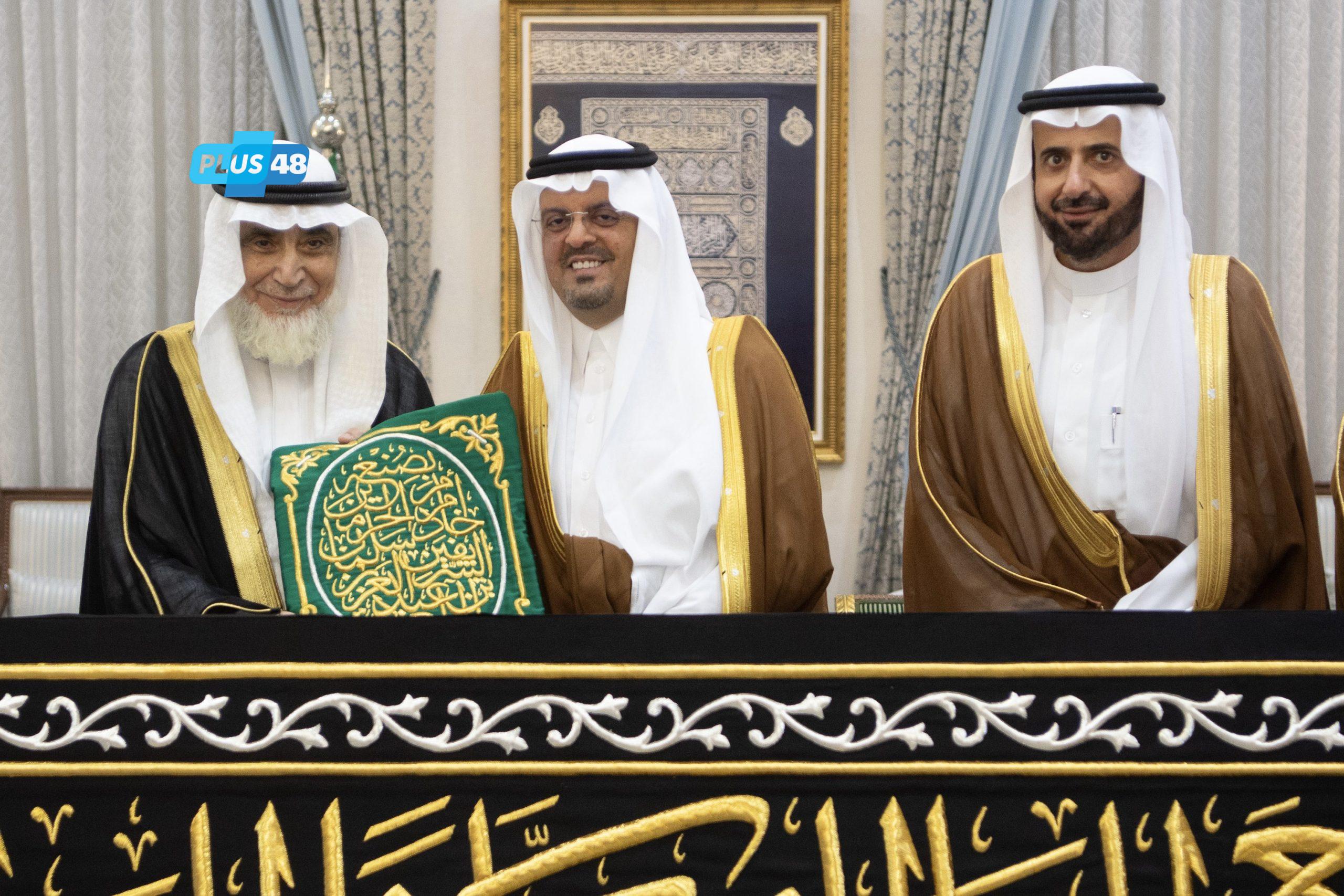 نيابة عن خادم الحرمين الشريفين .. نائب أمير #مكة يسلّم كسوة الكعبة المشرفة لسدنة بيت الله الحرام إيذانًا باستبدالها في غرة محرم