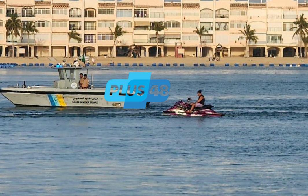 حرس الحدود ينقذ مواطنًا تعطلت واسطته البحرية في عرض البحر