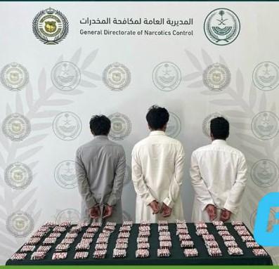 القبض على (3) مواطنين لترويجهم أقراصًا خاضعة لتنظيم التداول الطبي #عاجل