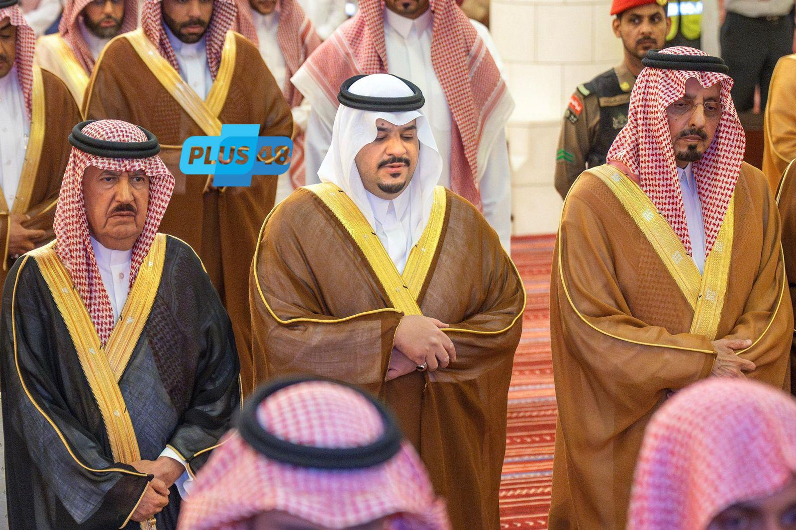 نائب أمير منطقة الرياض يؤدي صلاة الميت على صاحب السمو الأمير فيصل بن تركي بن سعود الكبير آل سعود