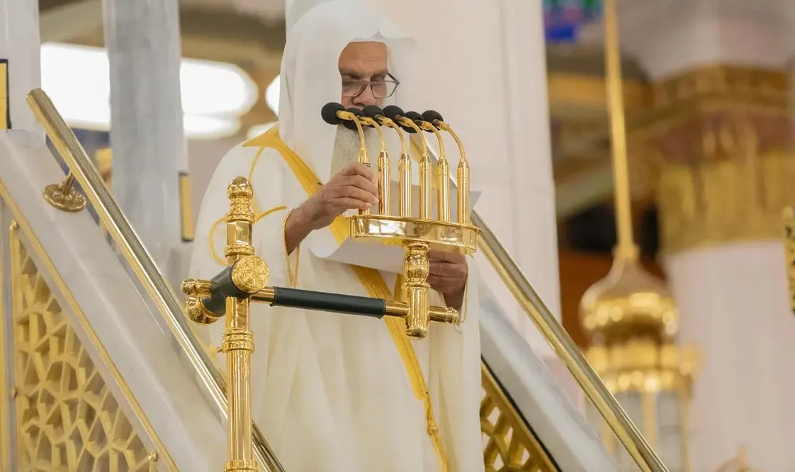 “الحذيفي” في #خطبة_الجمعة بالمسجد النبوي : أعظم بُشرى من الله تعالى للخلق، أن العلاقة بين رب العالمين وبين خلقه هي الرحمة