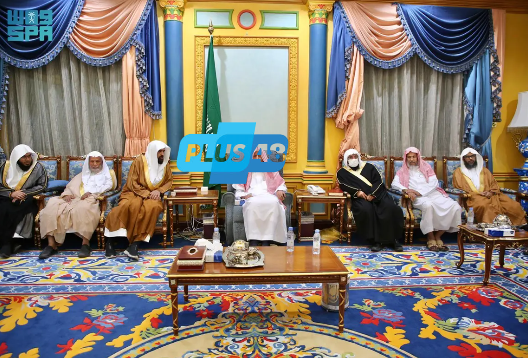 مفتي عام المملكة يستقبل وفد كلية الحرم المكي