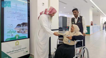 الشؤون الإسلامية بتبوك توزع هدية #خادم_الحرمين_الشريفين على الحجاج المغادرين عبر منفذ حالة عمار