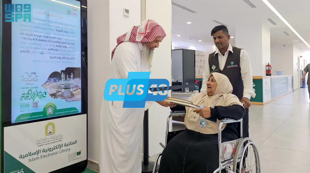 الشؤون الإسلامية بتبوك توزع هدية #خادم_الحرمين_الشريفين على الحجاج المغادرين عبر منفذ حالة عمار