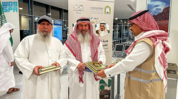 “الشؤون الإسلامية” توزع هدية #خادم_الحرمين_الشريفين من المصاحف على الحجاج المغادرين عبر منفذ الرقعي