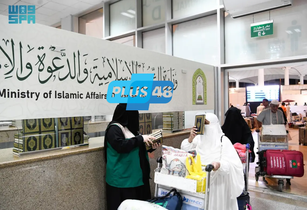 “الشؤون الإسلامية” تواصل توزيع هدية #خادم_الحرمين_الشريفين للحجاج المغادرين عبر مطار الملك عبدالعزيز الدولي