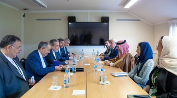 وزير الخارجية ونظيره الإيراني يناقشان المستجدات على الساحتين الإقليمية والدولية