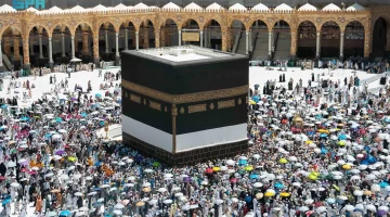 الحجاج المتعجلون يؤدون طواف الوداع إيذانًا بانتهاء نسكهم