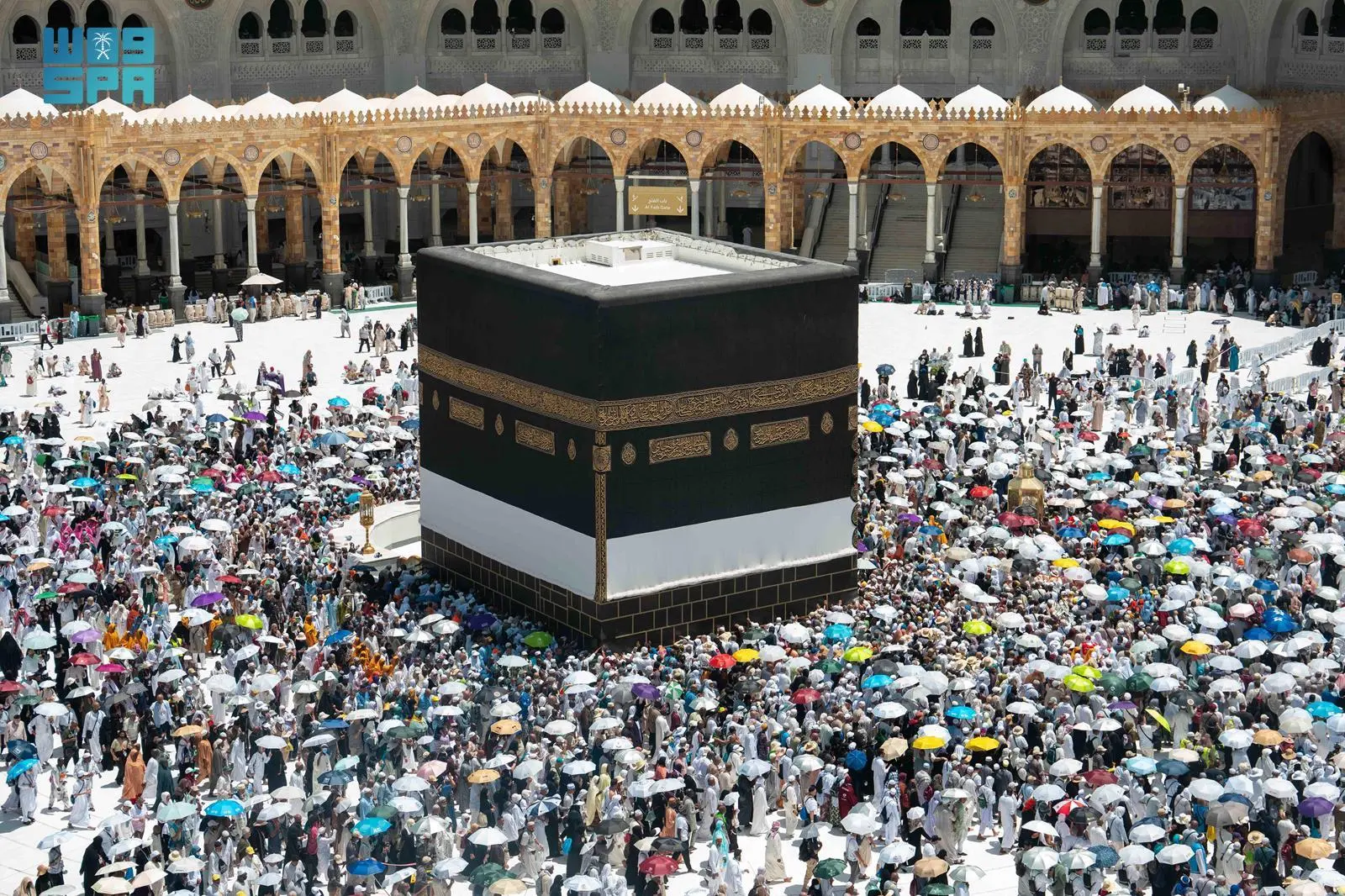 الحجاج المتعجلون يؤدون طواف الوداع إيذانًا بانتهاء نسكهم