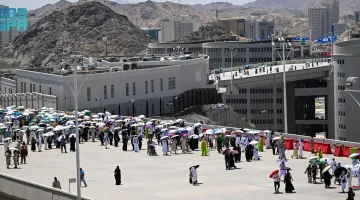 ضيوف الرحمن يؤدون رمي الجمرات الثلاث في أول أيام التشريق