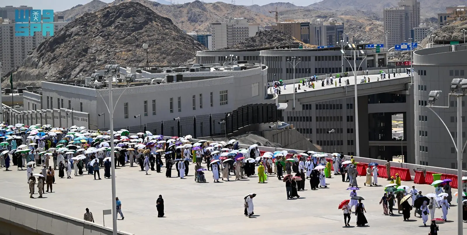 ضيوف الرحمن يؤدون رمي الجمرات الثلاث في أول أيام التشريق