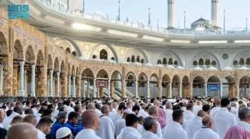 جموع المصلين يؤدون صلاة عيد الأضحى في المسجد الحرام