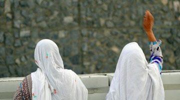 حجاج بيت الله الحرام يرمون الجمرات الثلاث فى أول أيام التشريق (فيديو)