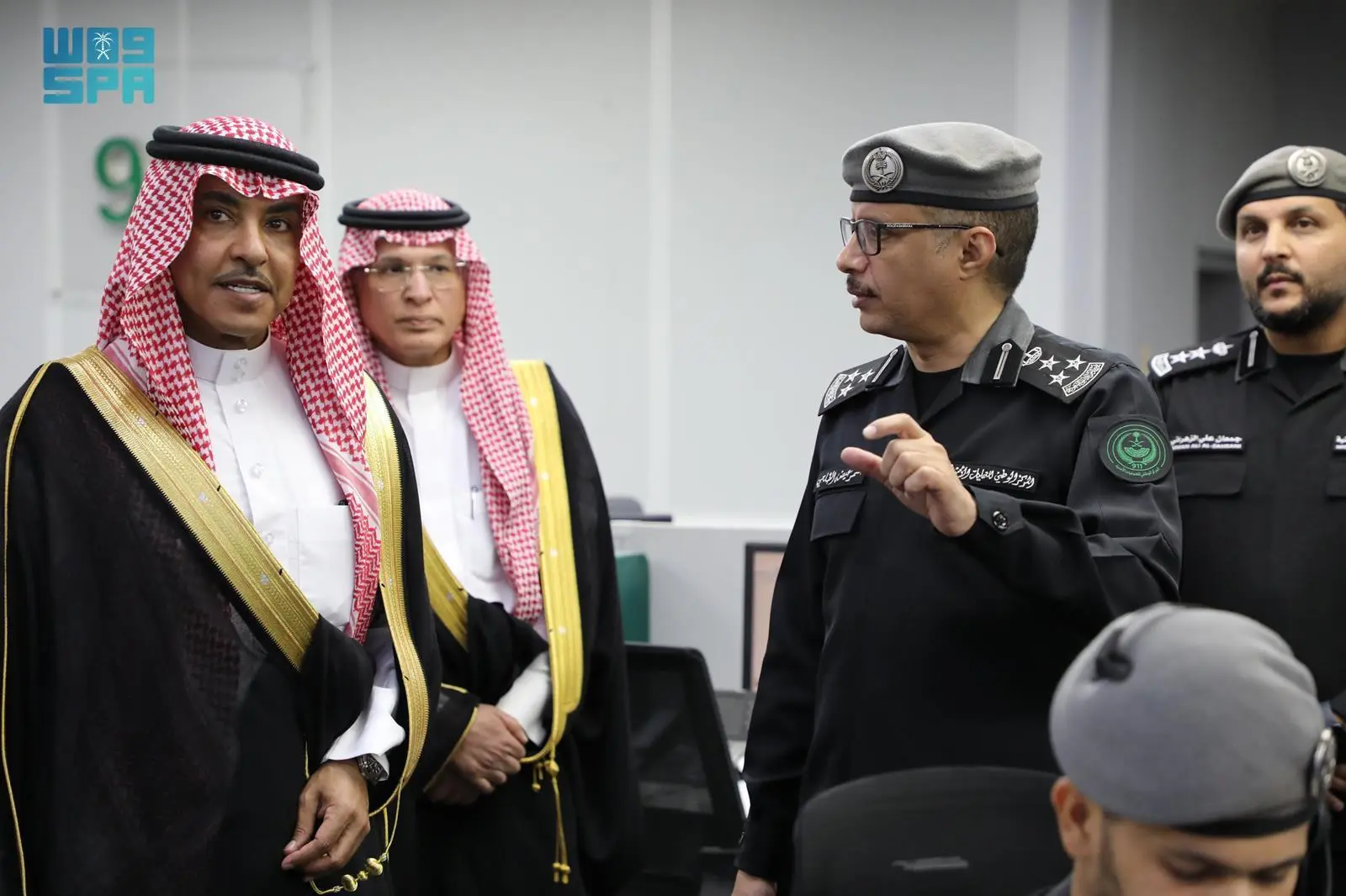 وزير الإعلام يزور مركز العمليات الأمنية الموحدة (911) في #مكة_المكرمة