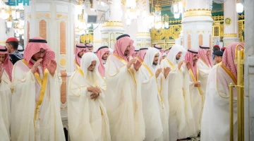 جموع المصلين يؤدون صلاة عيد الأضحى في المسجد النبوي