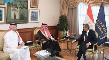 السفير الحصيني يلتقي وزير الاتصالات المصري