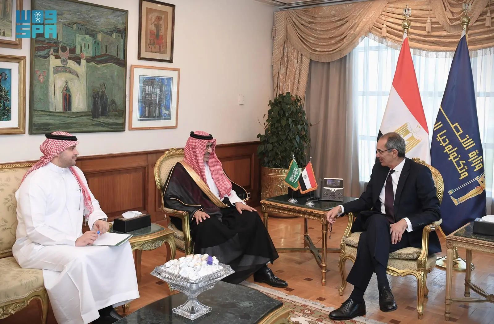 السفير الحصيني يلتقي وزير الاتصالات المصري