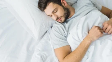 دراسة حديثة تُحذّر من أن النوم لفترة قصيرة أثناء النهار يزيد من احتمالية الوفاة